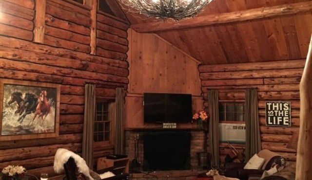 Picture Perfect Vermont log cabin - close to everything Manchester has to offer