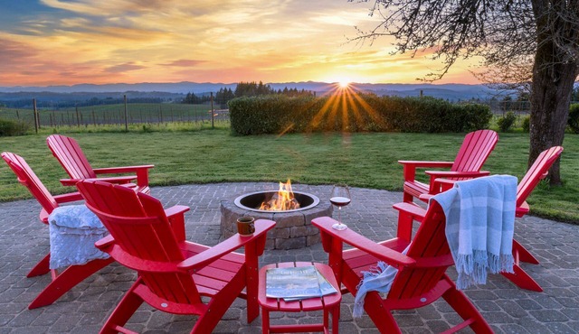 Picturesque Panoramic Vineyard Views From Home and Hot Tub, Pet Friendly, Private, Fire-Pit, BBQ
