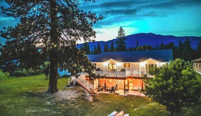 Picturesque Riverfront Getaway with Striking Views
