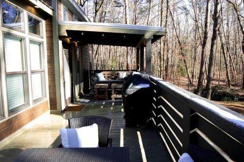 Picturesque Tiny Cottage with Cozy Indoor and Outdoor in Tennessee