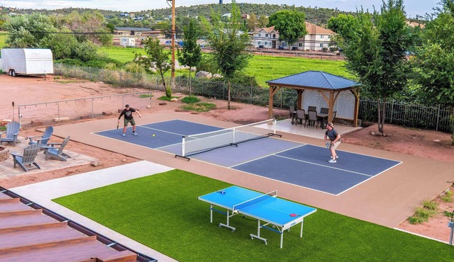 Pieper Mansion - Historic Charm & Pickle ball court!