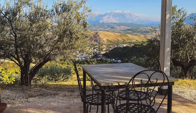 Pietra Pizzuta Country House "Tower" in the heart of Abruzzo. 1 pool