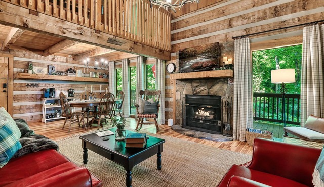 Pigeon Forge Cabin, 6 Miles to Dollywood King & Queen beds Coffee Bar HotTub