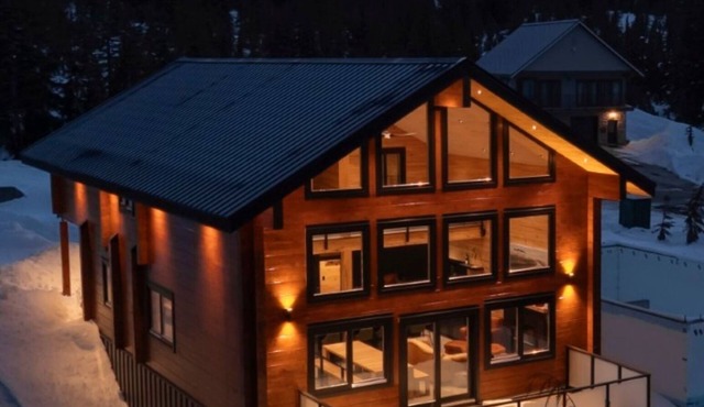 Pine log home at Mount Washington Ski Resort