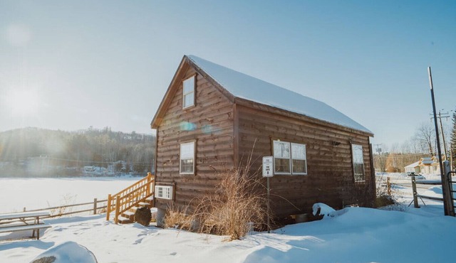 Pine Cabin: Cozy Lakefront Log Cabin