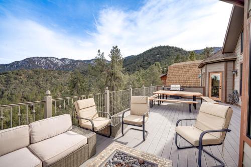 Pine Mountain Club Cabin w/Private Deck & Views!