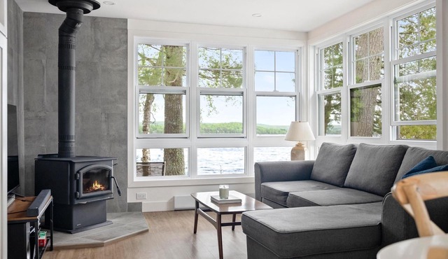 🌲 Pine Peninsula - Lakeside Retreat 🌅