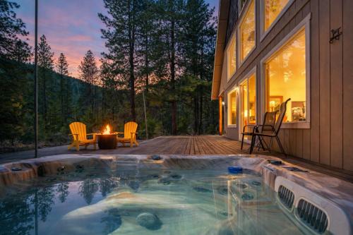 Pine Tree Cottage by NW Comfy Cabins