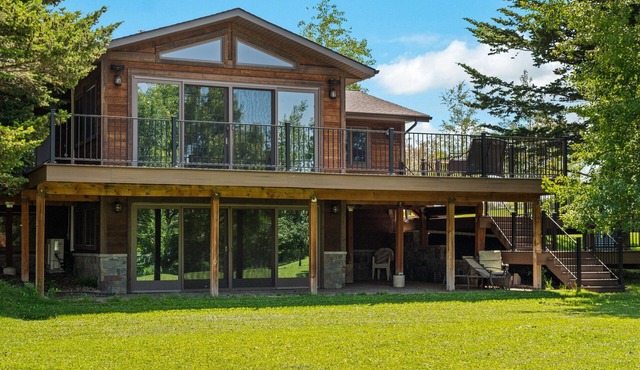 Pine Tree Haven - Large home just north of Bozeman with a hot tub and views!