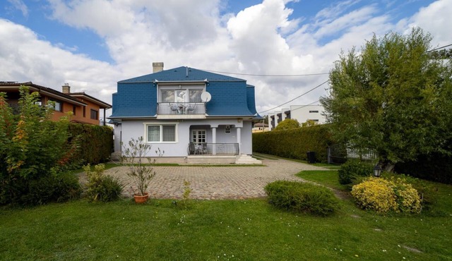Pine Wood Apartment 6