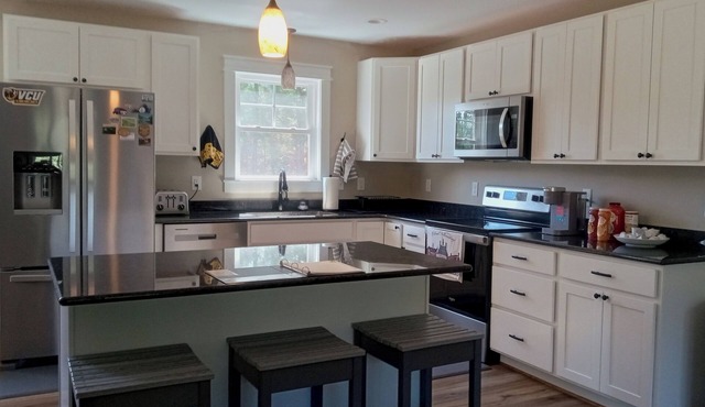 Pines Axial - Charming 2-bedroom cottage in serene Cumberland with WiFi, AC
