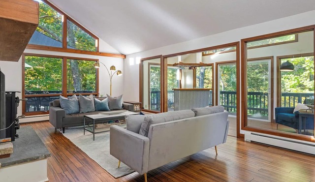 Pinewood Perch: Post modern Sleeps 10+ & hot tub