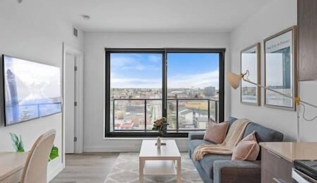 "Pink Lemon" 2BR |Mins to Saddledome|Rooftop Patio