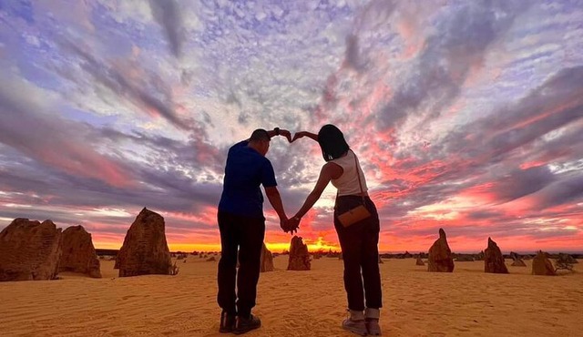 Pinnacles Desert Sunset Dinner and Stargazing Tour