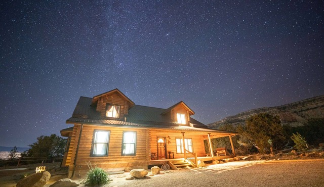 Pinyon Ridge Ranch Near Zion National Park. Private Hot Tub, incredible stargazing! Pets OK!