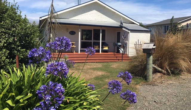 Pipi Point (Beach cottage, 50 metres from shore)