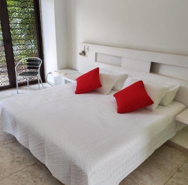 Piscina privada, jacuzzi y salón de juegos en casa