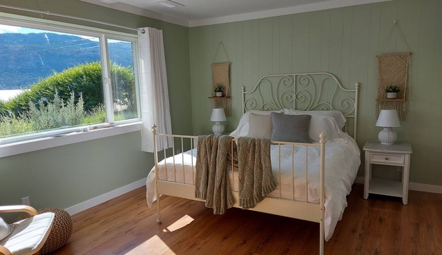 Pixie Bay Cottage retreat with amazing lake & mountain views & beach access