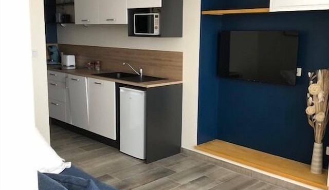 PLACE 28-Studio-Classic-Ensuite with Bath-Street View