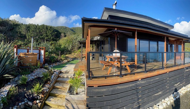 Place for 2 with a sea view 1 Bedroom / W/ Hot Tub