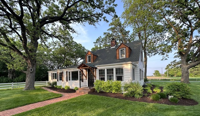 Plan your Fall Getaway, Cozy Farmhouse/short drive to Lake Geneva