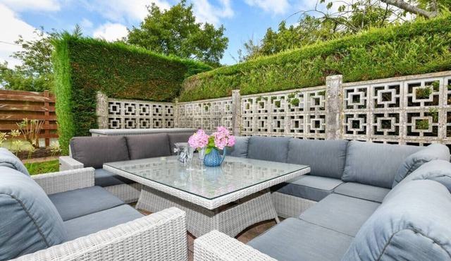 Plas Newydd 7-beds · Country House with Heated Swimming Pool & Gardens