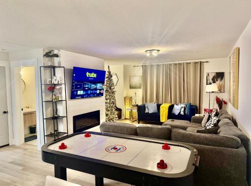 Platinum Homes , Stylish 3BR Home,4 Min to YQM Airport, Sleeps 10 Free Parking