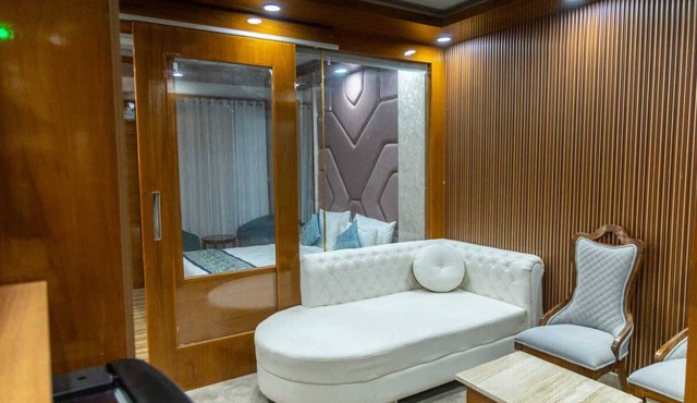 Platinum Service Apartment DLF Phase 3
