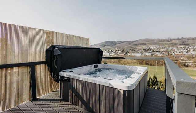 Platz, Charme & ein Hauch Luxus: Happy Place mit Whirlpool, Sauna und Traumblick