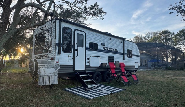 Pleasant camping on a private lakefront property on lake Griffin in Leesburg, FL