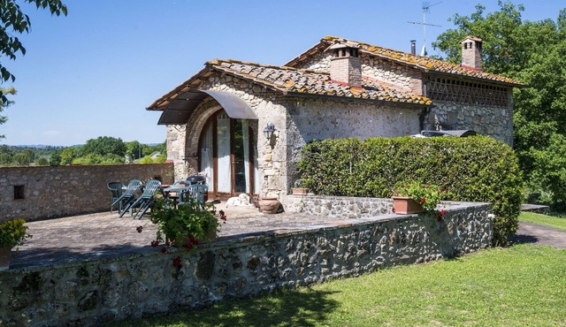 Pleasant characteristic hayloft that has been renovated into holiday apartment in a part of the Chianti that is ideal for visiting the most important towns.