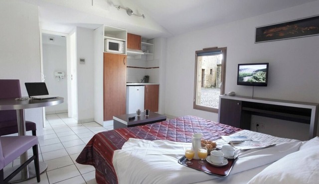 Pleasant Stay, Convenient Location! Near Stade Albert-Domec and Boulodrome