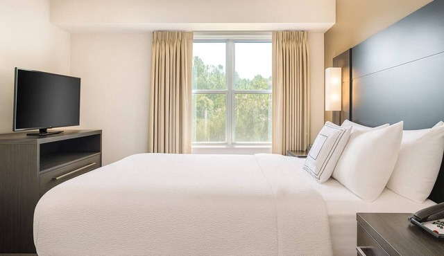 Pleasant Stay! Spacious and Pet-friendly 2BR Suite, Free Breakfast, Outdoor Pool