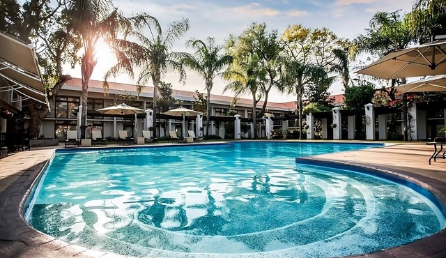 Pleasant Stay! Two Comfortable Units, Swimming Pool, Free Shuttle and Parking!
