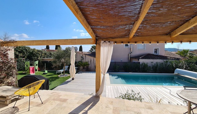 Pleasant vacation home with swimming pool