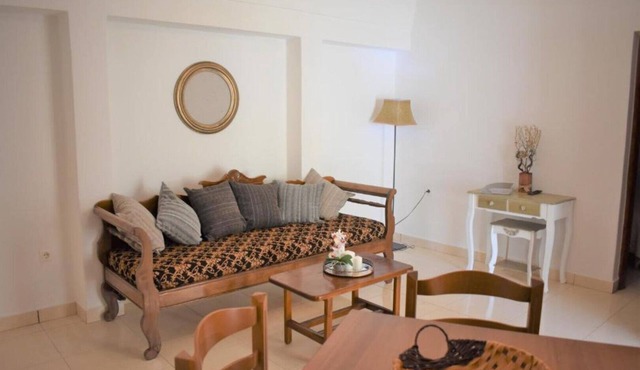 Plethora Home: Quiet With Terrace in Traditional Kamari - bus Stop 3min Away