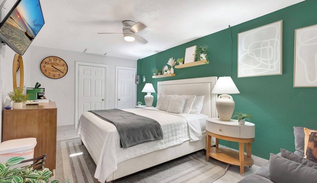 Plush King Bed Xtra Clean Stay