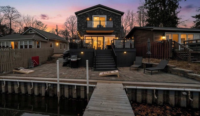 PLX Spring and Summer Getaways! 3BR Lakefront Sleeps 8