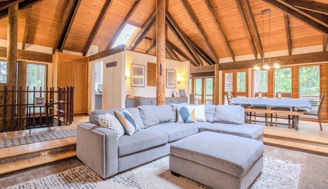 PNW Forest Cabin Hideaway - 5BR Near Wine Country, Nike & Intel