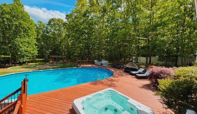 Pocono Escape with huge Pool HOT TUB,GAMEROOM,FIREPIT,near Camelback & Kalahari