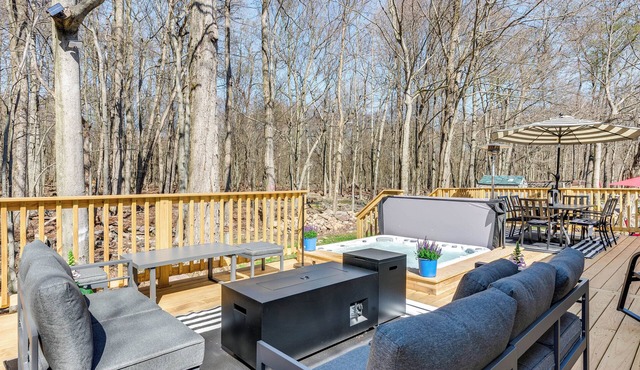 Poconos Hot Tub Haven! 14 Mi to Camelback Resort