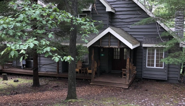 Poconos Jack Frost Mountain ski in/ski out 4 br/3 bath, fireplace, deck