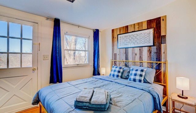 Poconos Mountain View Cottage Near Skiing, Hiking NO CLEANING FEE!