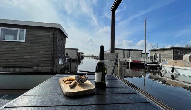 Poellodge XL, houseboat met whirlpool en sauna