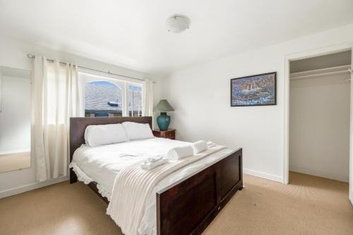 Point Grey 4BR Home near UBC Sleeps 10