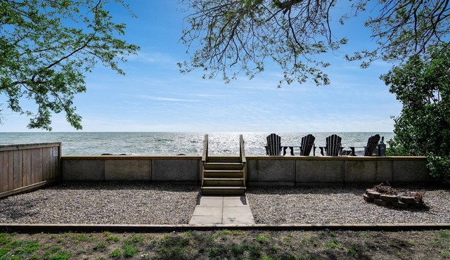 Point Pelee Waterfront | Firepit & Lake Views
