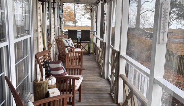 Point Taken - 3BR River Cottage with Swim Beach