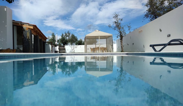 Pomar das Oliveiras with swimming pool, free EV charging, Pet friendly