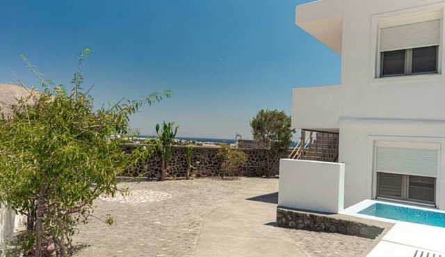 Pomegranate Tree House 1.5km from Black Beach