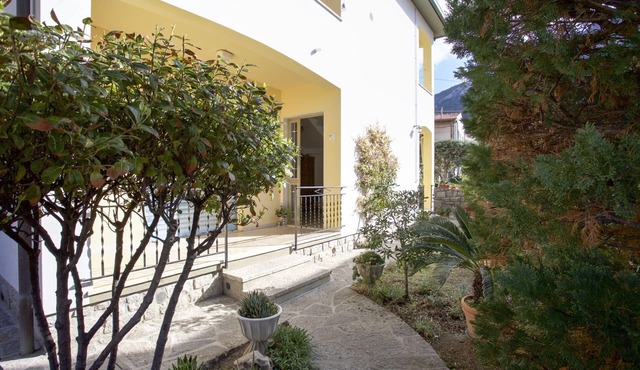 Pomonte La Posta large outdoor spaces and parking a few steps from the beach